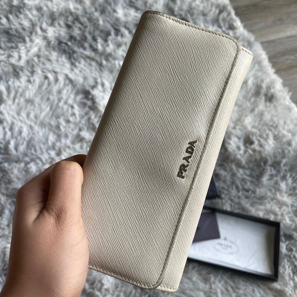 Prada white wallet - Picture 1 of 5